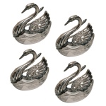 Conjunto de quatro saleiros de mesa na forma de cisne, sendo a base de cristal e as asas e pescoço de prata. Marcado 835 ml AB. 7 x 7 cm.