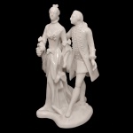 Escultura em porcelana alemã branca representando casal de aristocratas. Base recortada. No verso, marca da manufatura de Nymphenburg (Baviera). Séc. XIX. 