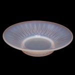 Centro de mesa, de formato circular em cristal leitoso francês, ornamentada com estrela facetada à volta. Fundo liso com marca `France`. 8 x 29.5 cm. 