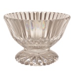 Centro de mesa de grosso cristal francês. Corpo com facetas e base circular. França. Séc. XX. 12 x 18 cm. 