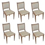 Conjunto de seis cadeiras, estilo inglês, com encostos e assentos quadrangulares. Pernas retilíneas e filetadas. Estofamento em tecido com estampa quadriculada. 85 x 46 x 44 cm. 