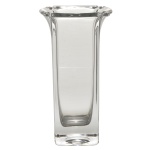 Vaso de forma quadrangular de cristal francês, liso e translucido. Bocal recortado. Séc. XX. 28 cm.
