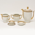 Serviço para café e chá em porcelana francesa. Superfície de fundo branco, com friso dourado. No fundo as inscrições Fabrique Royale Limoges dentro de reserva em ouro. Constando de 37 peças, sendo: 01 bule p/ chá (23 x 19 x 13 cm), 01 leiteira (11 x 15 x 10 cm), 01 açucareiro (10 x 16,5 x 11,5 cm / sem tampa), 10 xícaras sem pires p/ chá) e 24 xícaras com pires, p/ café.