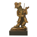 ADINA WORCKMAN (Rosenheim, Alemanhã, 1948) – Escultura em bronze. `Musico`. Assinada. 13 cm (escultura). 2 cm (base). Artista plástica catalogada, pedagoga, professora e poetisa. Cria esculturas e pinturas na linguagem figurativa e contemporânea. Criou inúmeros projetos e troféus para várias empresas e entidades. Trabalha com temática e materiais diversos como bronze, resina, alumínio, concreto etc. Premiada no Brasil e exterior, recebeu em 2006 o 9º. Lugar em escultura na VI Bienalle Internacionalle de Roma. 