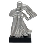 ADINA WORCKMAN (Rosenheim, Alemanhã, 1948) – `Casal de Dançarinos`. Escultura em alumínio. Assinada. 16 cm (escultura). 2 cm (base). Artista plástica catalogada, pedagoga, professora e poetisa. Cria esculturas e pinturas na linguagem figurativa e contemporânea. Criou inúmeros projetos e troféus para várias empresas e entidades. Trabalha com temática e materiais diversos como bronze, resina, alumínio, concreto etc. Premiada no Brasil e exterior, recebeu em 2006 o 9º. Lugar em escultura na VI Bienalle Internacionalle de Roma. 