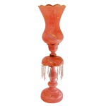 Luminária em vidro opalinado de cor rosa, decorada com estilizações realçadas a ouro. Cúpula de formato abaulado com borda em corneta, apoiada em haste com pingentes em cristal e base circular. 67 cm.