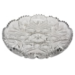 Prato para bolo de cristal europeu lapidado. Forma circular e borda lapidada em bicos. Séc. XX.  29 cm.