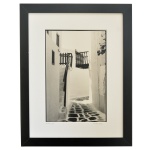 PANOREA GALATA – Fotografia. 32.5 x 42.5 cm. Ass. cid. Nascida e criada em Mykonos, estudou fotografia e cinematografia em Atenas e continuou seus estudos em Londres. Atualmente vive em Mykonos onde tem seu estúdio em Chora. 