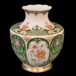 Vaso de porcelana alemã Bavária Vohenstrauss verde com dourado sobre fundo branco e decoração floral. 19 x 16 cm. 8.5 cm (bocal)