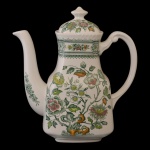 Bule em porcelana inglesa `Dorset` by Wood and Sons Burslem em cor branca com folhagens em verde. 23 x 21 x 11 cm.
