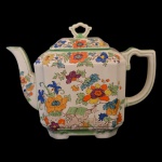 Bule de porcelana inglesa Mason’s Patent Ironstone China, com decoração de flores. 19 x 24 x 13 cm.
