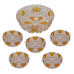 Conjunto de mesa em cristal lapidado com painéis e gomos, realçado por adornos em overlay de cor âmbar. Constando de um grande bowl circular fundo (7 x 21 cm) e cinco menores (5 x 12 cm). Total de 6 peças.