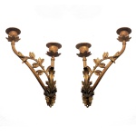 Par de apliques de estilo francês, para quatro velas de bronze. Hastes com decoração floral. Séc. XX. 19 x 18 cm.
