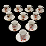 Conjunto dez xícaras com pires de porcelana Schimdt. Decoração floral e friso verde nas bordas. Ass. Maju. 6 cm (xícaras). 10 cm. 