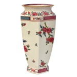 Vaso de porcelana francesa Limoges. Base e corpo central sextavados e borda redonda. Flores sobre fundo branco. No verso as inscrições: B & Co. Limoges, France. Manufatura L. Bernardaud et Co. Limoges. 23 x 13 cm.