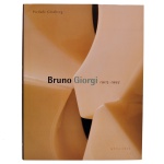 BRUNO GIORGI 1905-1993, METALIVROS. O livro conta a história de um dos mais expressivos escultores brasileiros do século XX, que dedicou cerca de 50 anos de sua vida à escultura no país e na Itália. É ilustrado por fotografias de obras, imagens de época, documentos históricos da família e declarações de autores e do próprio artista. Capa dura em perfeito estado.