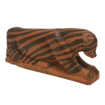 BENTO - `Onça 1`. Escultura em madeira policromada. Assinado. 8 x 18 x 4 cm. Bento Gouveia, conhecido como Bento de Sumé, nasceu na Paraíba, município de Sumé. É considerado um dos artesãos paraibanos de maior destaque dos últimos tempos, atingido já a condição de artista pelo estilo pessoal e pela originalidade de suas peças em madeira. Seus temas frequentes são os bichos e os santos.