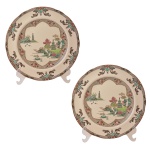 Par de pratos de porcelana inglesa Spode Copeland sob o tema Landscape. Decoração ao centro com cenas de pagodes e jardins. 23 cm.