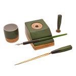Conjunto para escritório de porcelana nacional, na cor verde e decoração em dourado. Constando de cinco peças, sendo: copo (5,5 cm), sinete (7 cm), espátula (19 cm) e caneta (19 cm). 5 x 7 x 11 cm.