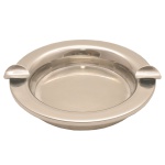 ST JAMES – Cinzeiro de metal espessurado a prata. Apresenta marcas do `design` brasileiro. Brasil. Séc. XX. 14 cm. 