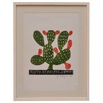 J. BORGES – `Fruta de Palma`. Assinado. 33 x 24 cm. Emoldurado. José Francisco Borges (Bezerros, 1935), mais conhecido como J. Borges, é um xilo gravurista e cordelista brasileiro. Aos oito anos, o menino José Francisco já trabalhava na terra com o pai. Aos dez, já fabricava e vendia na feira colheres de pau. Foi oleiro, confeccionou brinquedos artesanais e vendeu livros de cordel. Aos 29 anos, José resolveu que iria escrever cordel. Foi quando fez O Encontro de Dois Vaqueiros no Sertão de Petrolina, com xilogravada por Mestre Dila, que vendeu mais de cinco mil exemplares em dois meses. Como não tinha dinheiro para pagar um ilustrador, J. Borges resolveu fazer ele mesmo: começou a entalhar na madeira a fachada da igreja de Bezerros, que usou em O Verdadeiro Aviso de Frei Damião. Desde então, começou a fazer matrizes por encomenda e também, para ilustrar os mais de 200 cordéis que lançou ao longo da vida. Descoberto por colecionadores e marchands, viu seu trabalho ser levado aos meios acadêmicos do país. Na década de 1970, J. Borges desenhou a capa de As Palavras Andantes, de Eduardo Galeano e gravuras suas foram usadas na abertura da telenovela Roque Santeiro, da Rede Globo. Nessa 