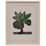 J. BORGES – `Açaí`. Assinado. 33 x 24 cm. Emoldurado. José Francisco Borges (Bezerros, 1935), mais conhecido como J. Borges, é um xilo gravurista e cordelista brasileiro. Aos oito anos, o menino José Francisco já trabalhava na terra com o pai. Aos dez, já fabricava e vendia na feira colheres de pau. Foi oleiro, confeccionou brinquedos artesanais e vendeu livros de cordel. Aos 29 anos, José resolveu que iria escrever cordel. Foi quando fez O Encontro de Dois Vaqueiros no Sertão de Petrolina, com xilogravada por Mestre Dila, que vendeu mais de cinco mil exemplares em dois meses. Como não tinha dinheiro para pagar um ilustrador, J. Borges resolveu fazer ele mesmo: começou a entalhar na madeira a fachada da igreja de Bezerros, que usou em O Verdadeiro Aviso de Frei Damião. Desde então, começou a fazer matrizes por encomenda e também para ilustrar os mais de 200 cordéis que lançou ao longo da vida. Descoberto por colecionadores e marchands, viu seu trabalho ser levado aos meios acadêmicos do país. Na década de 1970, J. Borges desenhou a capa de As Palavras Andantes, de Eduardo Galeano e gravuras suas foram usadas na abertura da telenovela Roque Santeiro, da Rede Globo. Nessa época, come