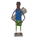 PAULO CARNEIRO – `Sambista`.  Escultura. 24 x 13 x 11 cm. Nasceu em 8 de agosto de 1949 em Ribeirão, PE. Foi funcionário público estadual antes de passar a trabalhar apenas com escultura. Autodidata, desde criança fazia os seus próprios brinquedos. Aos 8 anos já fabricava brinquedos com lata de leite, caixa de fósforo, caixa de pasta de dente – embalagens que existiam na época. Os pais não tinham condições para lhe dar brinquedos, então ele mesmo os desenvolvia. Mesmo quando trabalhava em outra coisa ficava nos fins de semana fazendo presentes para a sua esposa. Ao se aposentar em 2002, para não ficar ocioso, começou uma produção maior. Foi quando se interessou de fato pelo trabalho de esculturas com pets. Por conta deste trabalho já andou pelo Brasil desenvolvendo oficinas, exposições. Já foi ao Canadá junto com outros quatro escolhidos de Pernambuco. Ele não sabia da importância que o lixo ia ter hoje por conta da poluição. Isto o estimulou mais a trabalhar por cima do lixo. Aproveita tudo o que for possível e faz a reutilização de resíduos sólidos.