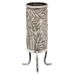 HM 90 - Prata Chinesa, Shanghai - Paliteiro cilíndrico adornado com motivo oriental: harmonioso relevo de folhas de bambu, feito em repuxo. Apoiado em três pés recurvos, de estrutura lisa. Início do séc. XX.  Contrastes `HM 90` – manufatura em prata para exportação (Export Silver Maker) - 90% Silver. 6,5 cm. 19 gramas.