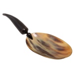 G. LORENZI - Grande concha do design italiano. Cabo em forma de pimenta, prende-se ao bojo, através de pega em material diverso, no formato de pião. Milano. Séc. XX. 40 cm.