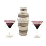 Ralph Lauren – Conjunto para bar constando de par de cálices de cristal (18 x 13 cm) e coqueteleira 22 x 10 cm. Marcas no fundo das peças.