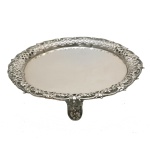 Salva em prata inglesa com borda recortada e vazada em treliças. Centro liso e pés retos lavrados no estilo. Contraste da prata inglesa Sterling e marca do prateiro G.F. provavelmente George Fox ativo na 2a metade do séc. XIX. Faltam marcas da cidade e ano. 19 cm. 276 gramas.