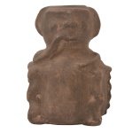 Escultura em cerâmica indígena brasileira, em queima redutora. Antiga representação antropológica dos povos Marajó, norte do Brasil. Inscrição Marajó, manuscrita em maiúsculas na base. 16 cm.