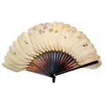 Antigo leque apresentando varetas externa e meias varetas internas em material similar ao casco de tartaruga. Parte superior (folhas), com plumas.  28 x 38 cm.