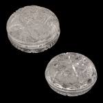Conjunto de duas caixas circulares de cristal europeu, lapidadas com decoração em estrelas. 8 x 12 cm / 6,5 x 12 cm.