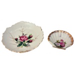 Par de covilhetes de porcelana europeia na forma de concha com decoração floral. 19 cm (maior) / 10 cm (menor).