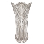 Vaso de cristal europeu lapidado, recortado em bicos. 35 x 17 cm.