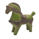 Cavalo de porcelana chinesa, apresentando corpo nas cores de verde e adereços policromado na cor preta. Séc. XX. 24 x 24 cm
