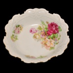 Covilhete circular de porcelana alemã. Fundo de superfície branca com decoração floral. No fundo a inscrição: Germany. 4 x 16.5 cm. 