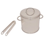 ST JAMES – Balde térmico para gelo com pinça de metal espessurado a prata. Corpo circular e liso com alças e pega da tampa recortados. Apresenta marcas do `design` brasileiro. Brasil. Séc. XX. 20 x 22 cm. Pinça 18 cm.   