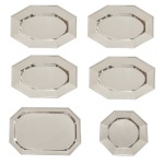 ST JAMES - Conjunto de cinco travessas de metal espessurado a prata com decoração geométrica oitavada. Apresenta marcas do `design` brasileiro. Brasil. Séc. XX. Constando de: 1 octogonal com centro circular (35 cm), 4 octogonais com centro ovalado (49 x 32 cm) e 1 octogonal com centro ovalado (55 x 36 cm).