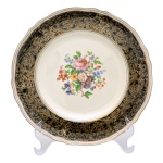 Prato em porcelana inglesa com borda recortada em azul cobalto e dourado, com flores ao centro sobre fundo branco. No fundo as inscrições: Cream Petal Grindley, England. 25 cm.