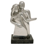 ADINA WORCKMAN (Rosenheim, Alemanhã, 1948)  Casal de Dançarinos. Escultura em alumínio. Assinada. 16 cm (escultura). 2.5 cm (base). Artista plástica catalogada, pedagoga, professora e poetisa. Cria esculturas e pinturas na linguagem figurativa e contemporânea. Criou inúmeros projetos e troféus para várias empresas e entidades. Trabalha com temática e materiais diversos como bronze, resina, alumínio, concreto etc. Premiada no Brasil e exterior, recebeu em 2006 o 9º. Lugar em escultura na VI Bienalle Internacionalle de Roma.