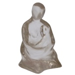 ADINA WORCKMAN (Rosenheim, Alemanhã, 1948)  Maternidade. Escultura em resina transparente. Assinada. 12.5 x 7 cm. Artista plástica catalogada, pedagoga, professora e poetisa. Cria esculturas e pinturas na linguagem figurativa e contemporânea. Criou inúmeros projetos e troféus para várias empresas e entidades. Trabalha com temática e materiais diversos como bronze, resina, alumínio, concreto etc. Premiada no Brasil e exterior, recebeu em 2006 o 9º. Lugar em escultura na VI Bienalle Internacionalle de Roma.