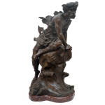 Escola francesa - Escultura em bronze patinado representando Caçador com Machado. Assinatura ilegível e selo de fundição francesa. Base em mármore recortado. 66 x 35 cm.