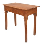 Mesa brasileira de madeira nobre, apresentando tampo retangular, uma gaveta central e pernas arredondadas. Brasil. Séc. XX. 80 x 84 x 44 cm.