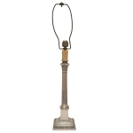 Castiçal em prata inglesa, no formato de coluna canelada, apoiado em base quadrangular com degraus. Adaptada para luminária de mesa. Contrastes de Sheffield de 1900, marca do prateiro Mappin & Webb e chancela da mesma casa em Londres. 37 cm. 2k 745 gramas. 