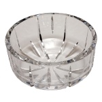 Saladeira circular de cristal francês translucida e lapidado. Séc. XX.9,5 x 18 cm.