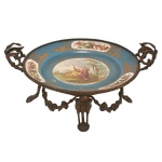 Centro de mesa de porcelana francesa, de cor azul com base de bronze. 25 cm (prato). 13 cm (base).