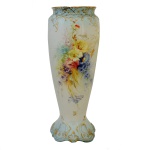 Grande e vaso de porcelana alemã, de formato balaústre, ornamentado por composições florais estilizações douradas sobre fundo em dégradé em tons azul celeste. Base esparramada e gargalo revirado. Manufatura alemã, de Franz Anton Mehlen, atuante entre 1836 e 1931, quando encerrou suas atividades. Séc. XIX / XX. 40,5 cm. 13 cm (boca)