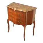 Pequena cômoda estilo francês Louis XV, com tampo recortado em mármore foie gras. Caixa abaulada e ornada em parqueterie. Frente com prateleira deslizante e três gavetas superpostas apoiadas em pernas curvilíneas. Restauro no mármore. 71 x 65 x 35 cm.
